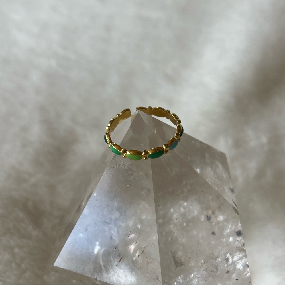 🤍 nwot | adjustable gold band ring with green stone accents